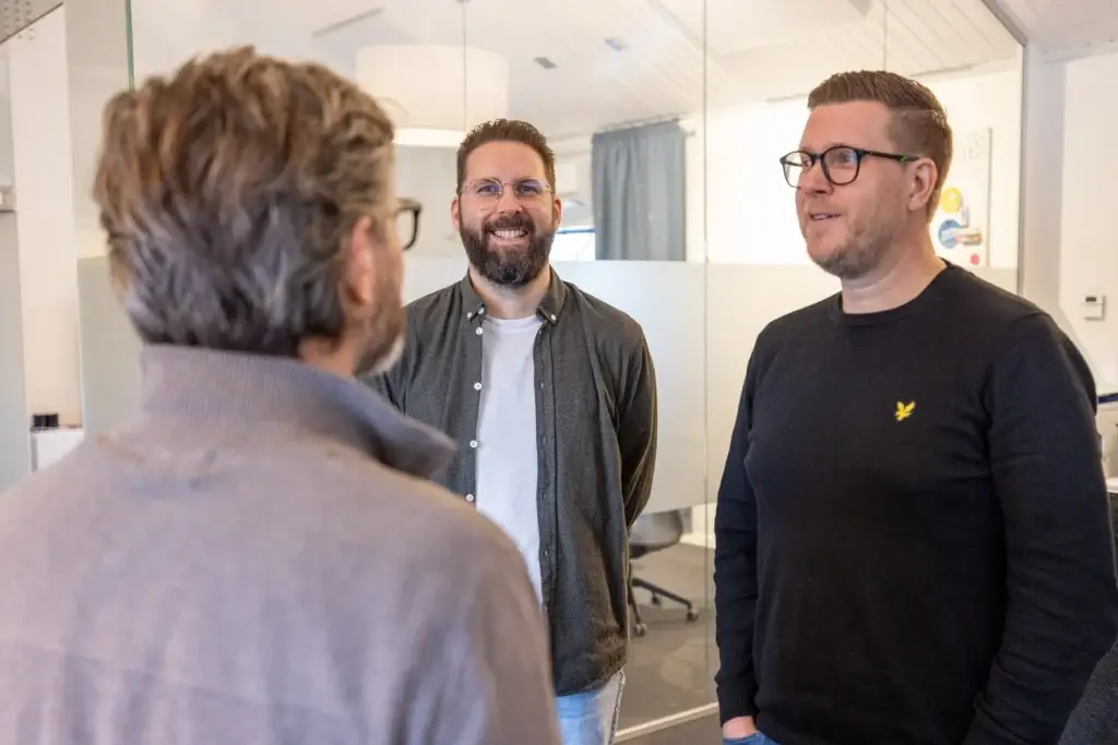 Andreas, Per-Henrik och Janne samtalar på kontoret